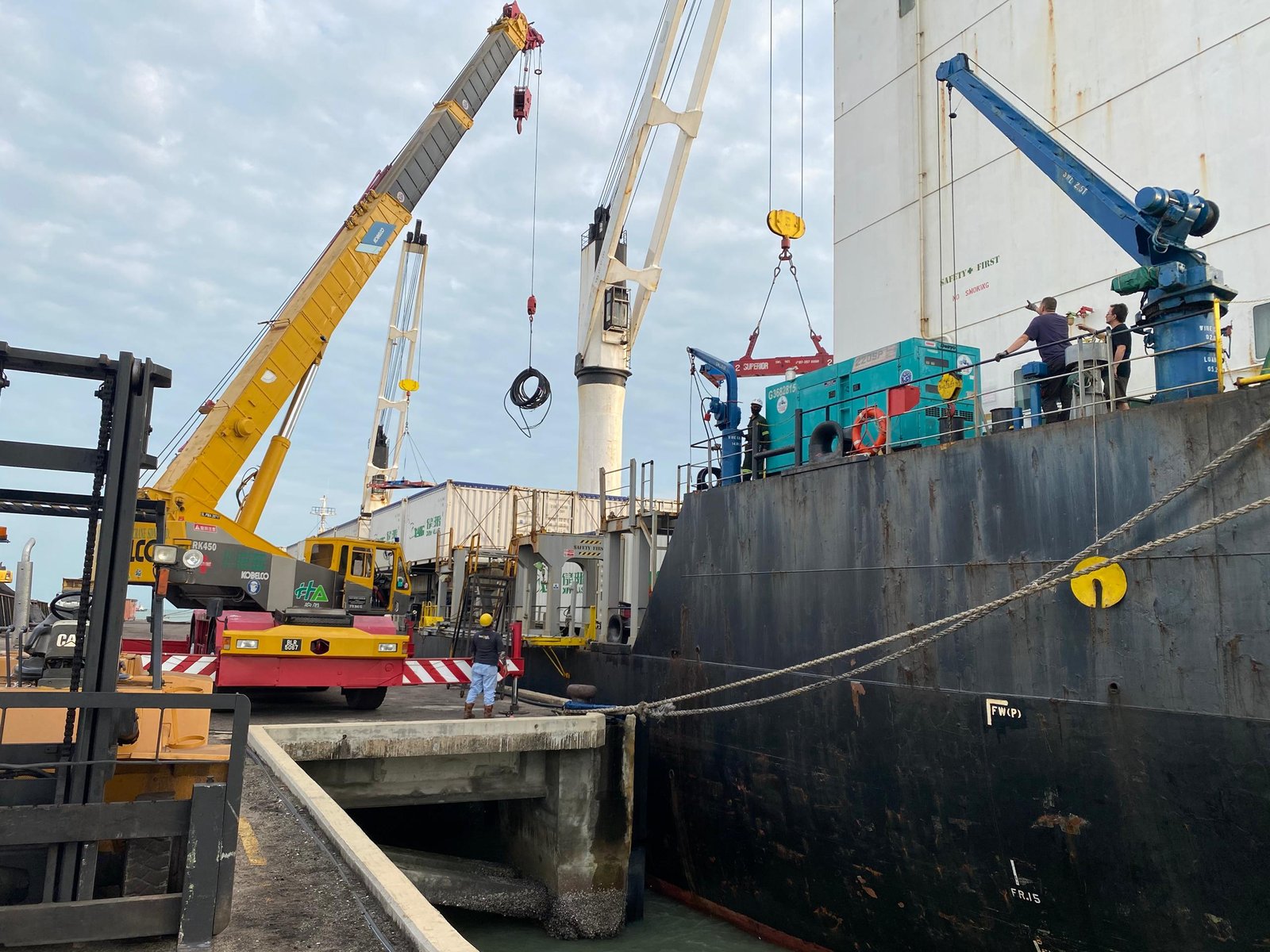 Job Supply Crane 45 Ton & Rental of Generator 220kva for MV Sentosa Trader Shipping Container